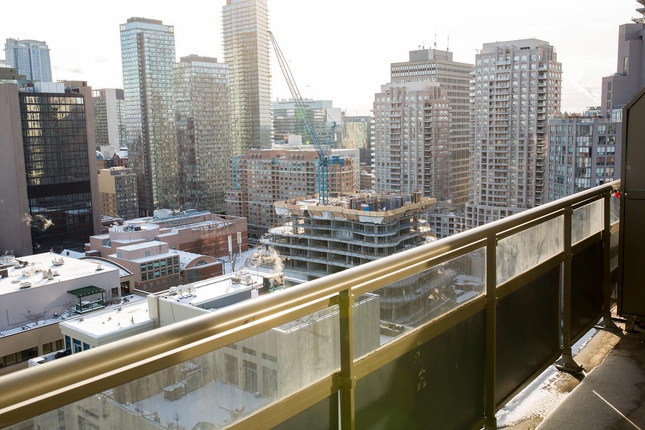 Yonge And Wellesley Apartments Toronto Dış mekan fotoğraf